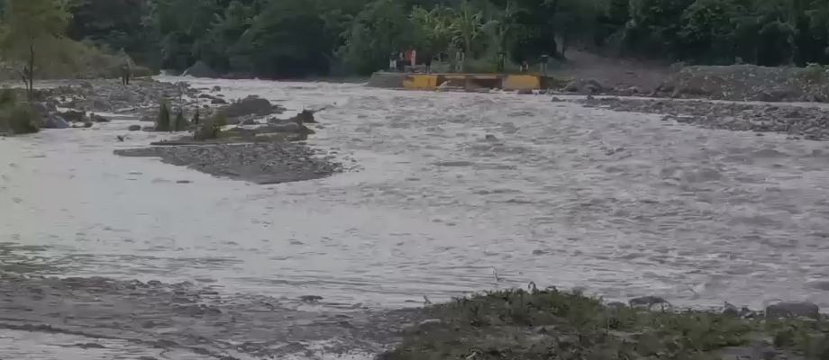 Fuertes precipitaciones incomunican zonas y causan daños en hogares de Azua
