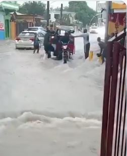 Intensas precipitaciones causan anegamientos en vías de Barahona