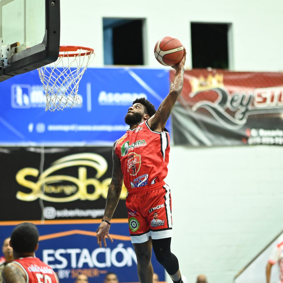 Emmit Williams Impulsa al San Sebastián a un Triunfo de la Final Tras Espectacular Remontada