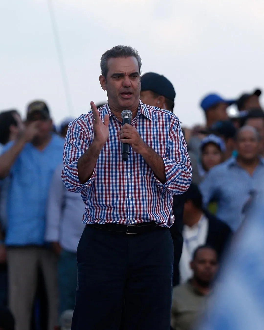 El presidente Luis Abinader participa en la tendencia viral “Súbele el brillo” con imágenes de su trayectoria
