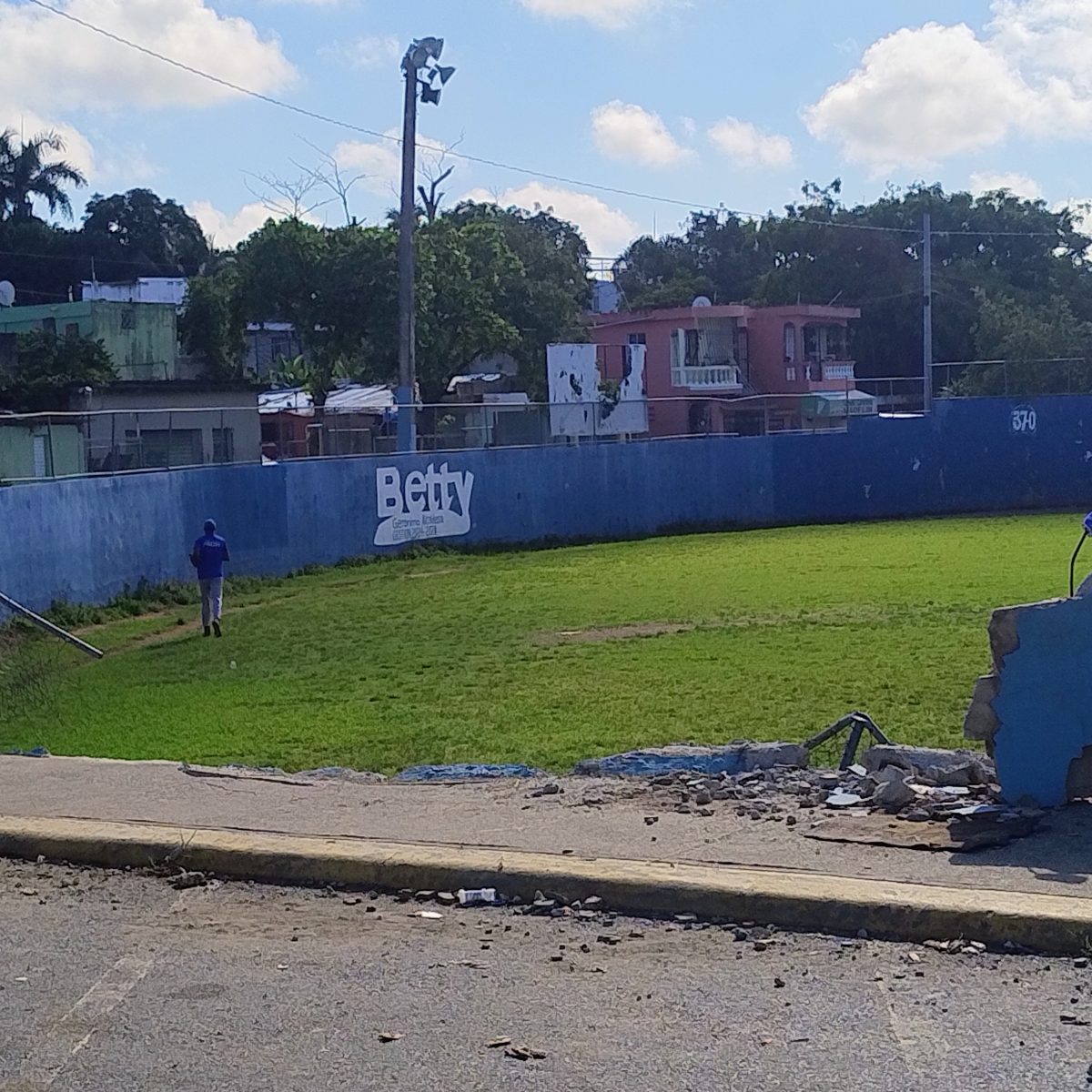 Comunidad de Villa Mella Espera Intervención de Betty Gerónimo para Reparación de Estadio