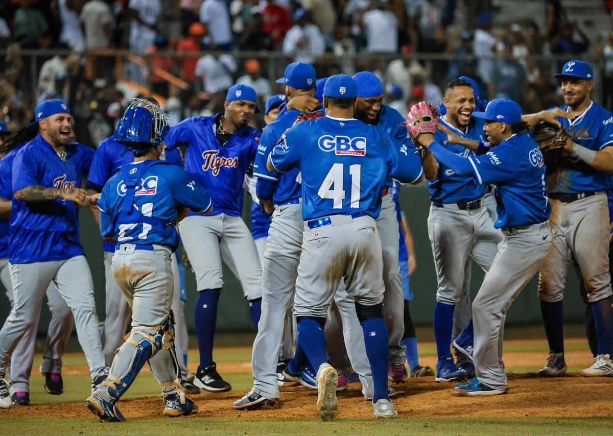 Licey logra histórico juego sin hits combinado contra los Toros y toma el liderazgo