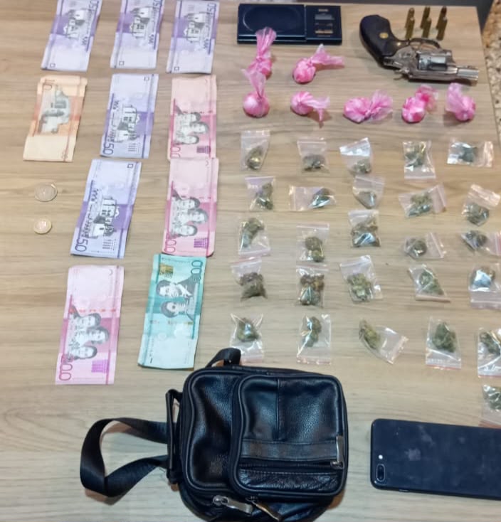 Detenidas cinco personas y confiscadas armas y drogas en operativos policiales en Santiago