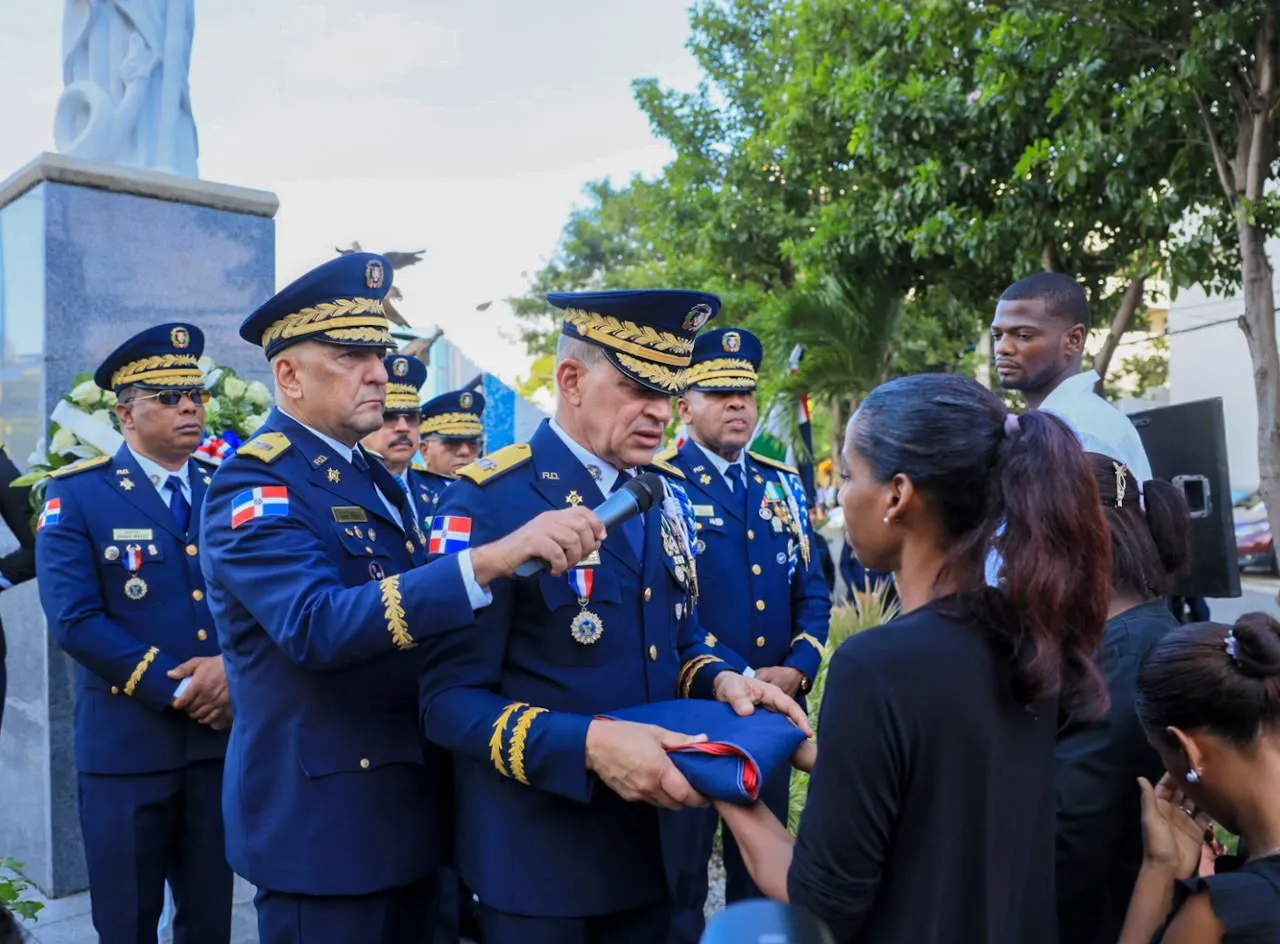 La Policía Nacional Conmemora a Agentes Fallecidos en Acto de Servicio