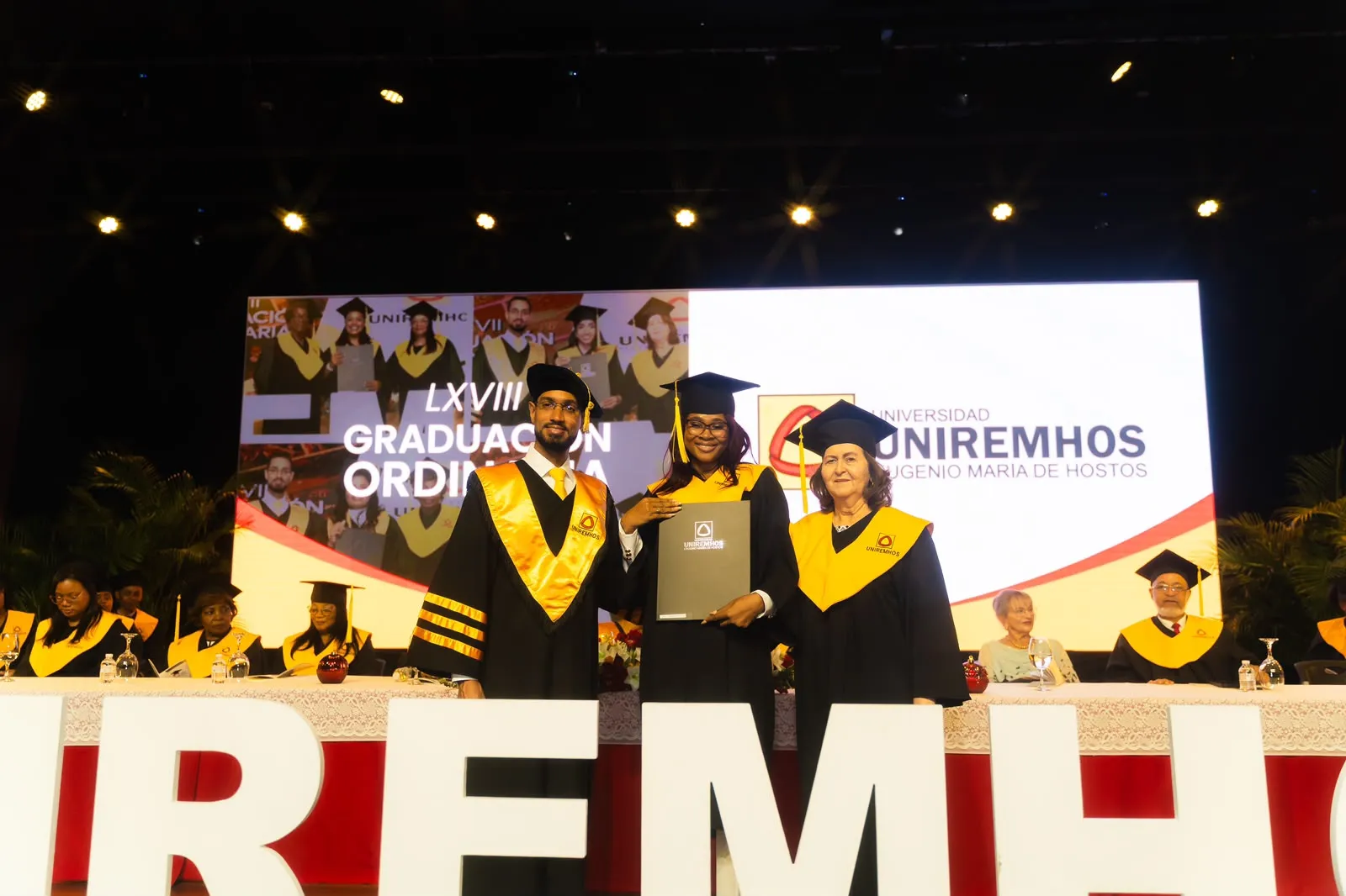 Uniremhos gradúa a 598 nuevos profesionales y enfatiza la importancia de la prevención de inundaciones