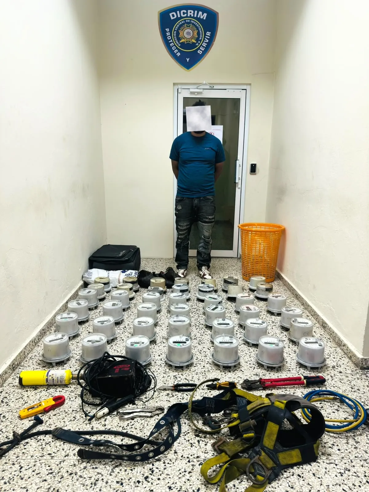 Detenido individuo con 42 medidores eléctricos y herramientas en La Vega