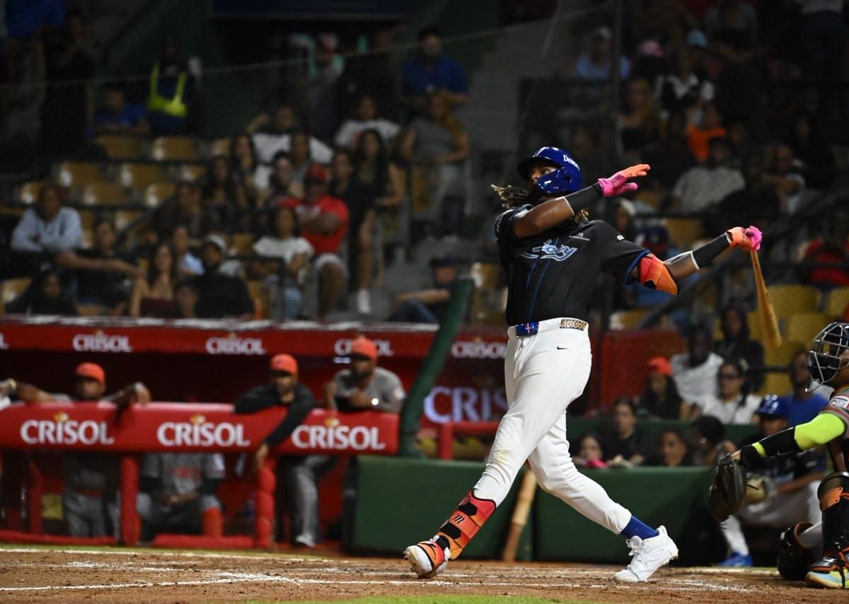 Licey Afianza Liderato con Victoriosa Ofensiva Ante los Toros, Destacando Jonrones de Florial y Alcántara