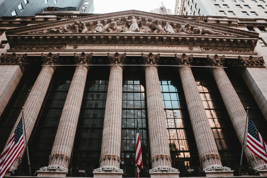 Wall Street Redefine Estrategia de IA: En Foco, la Contratación de ''Directores de Orquesta'' y Expertos en Gobernanza