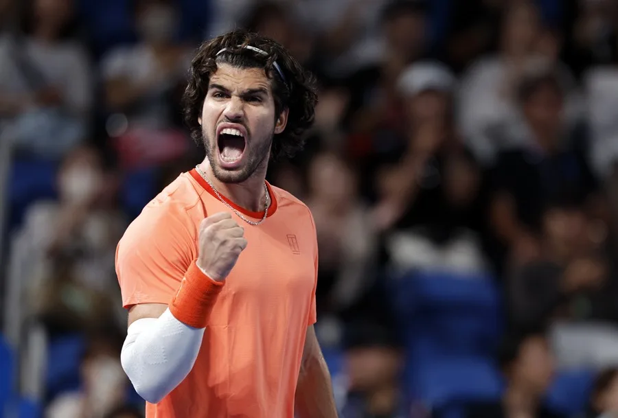 Alcaraz Avanza a Octavos en Tokio Tras Superar a Michelsen en un Duelo Reñido