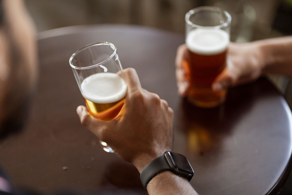La ciencia desmiente el mito: una cerveza no cura la resaca, solo retrasa lo inevitable