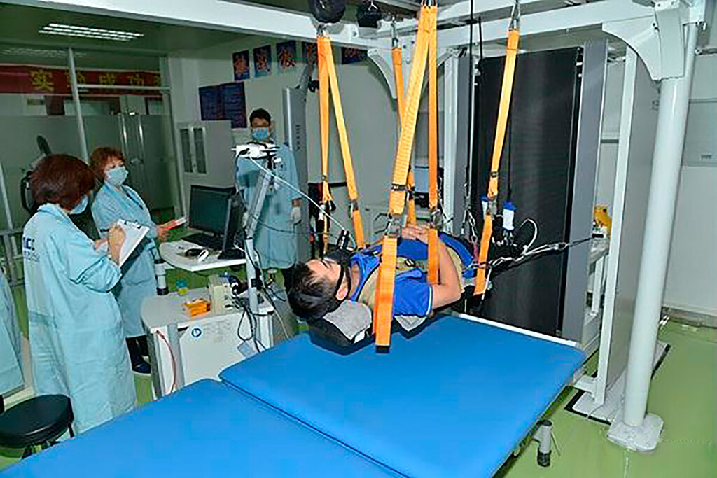 China simula condiciones lunares con experimento de reposo en cama para futuras misiones espaciales