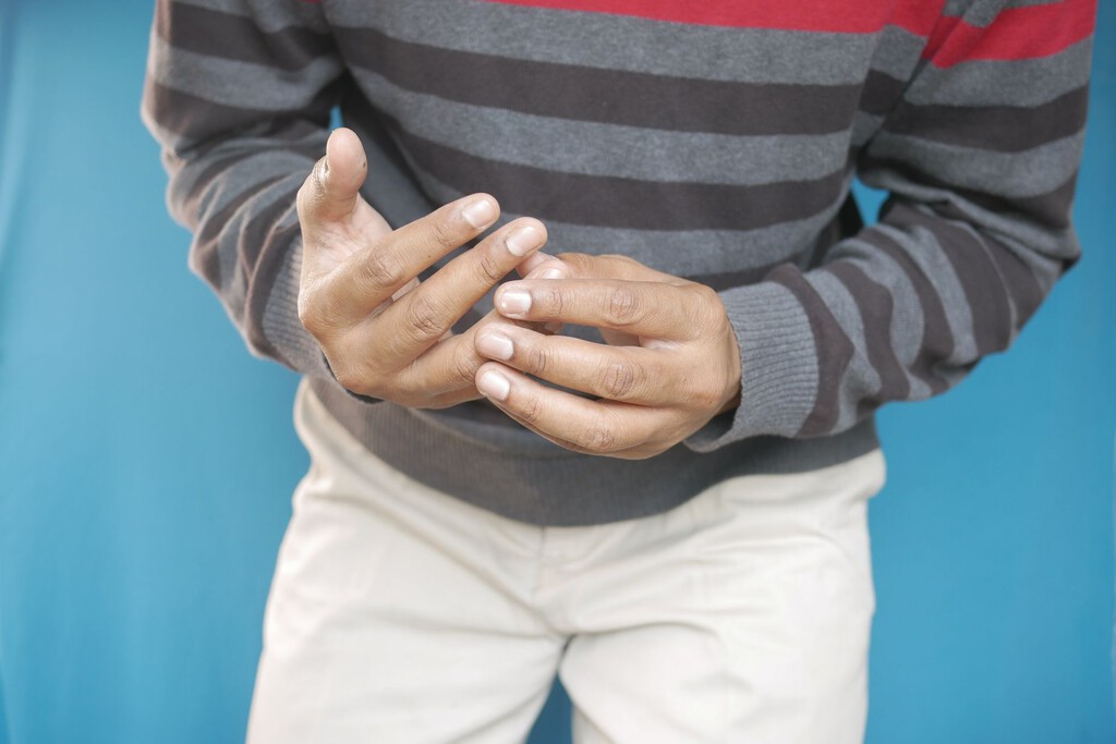 Desmintiendo el mito: ¿Crujirse los nudillos provoca artritis? Un médico investigó durante 50 años