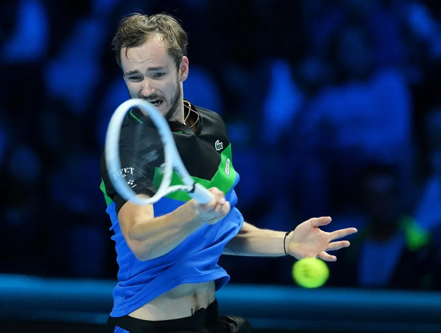 Descalificación de Medvedev en el Abierto de China Impulsa a Djokovic a la Final