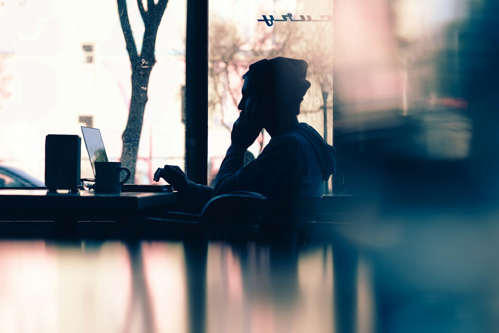 Herramientas esenciales para el teletrabajo seguro y eficiente fuera de casa