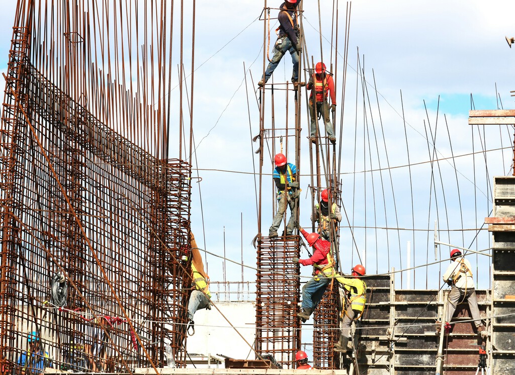 La construcción de vivienda en España se frena por el aumento de costes, agravando el déficit habitacional