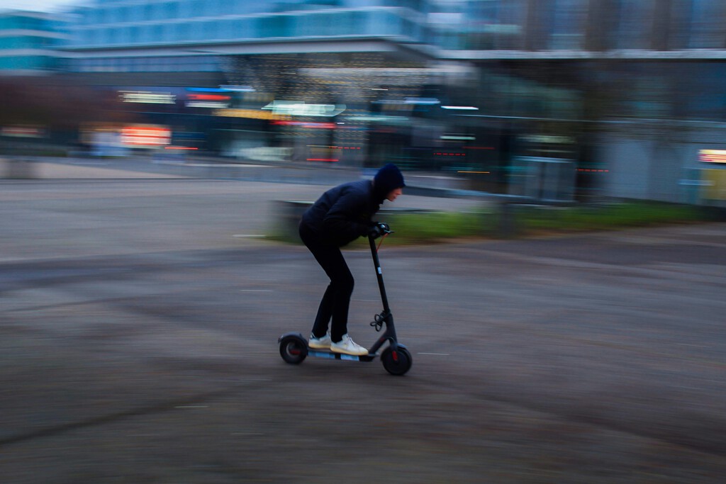 Detenido un Individuo por Intentar Robar y Dañar un Radar de Tráfico con un Patinete Eléctrico