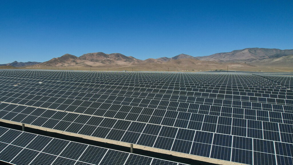 La factura eléctrica del consumidor medio supera los 104 euros, a pesar del récord de generación solar