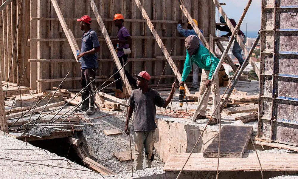 Empresarios de Punta Cana alertan sobre escasez de mano de obra y su impacto en proyectos de construcción