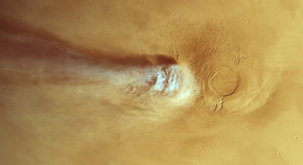 Descubren el origen inesperado de una enorme nube en Marte