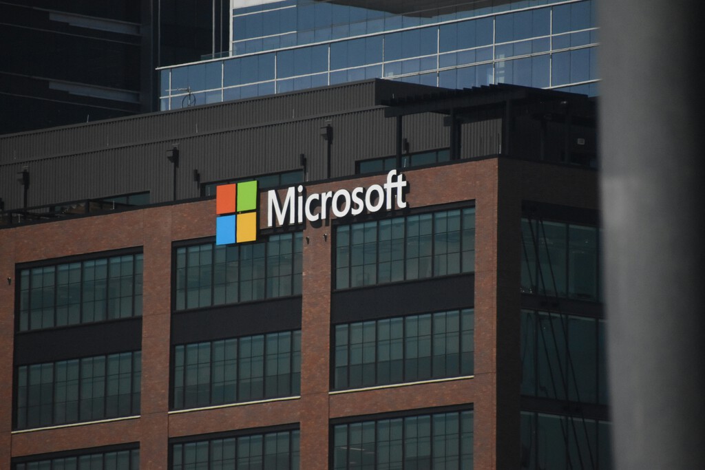 Microsoft supera expectativas con sólido crecimiento en Azure y aumento de beneficios en su primer trimestre fiscal de 2027