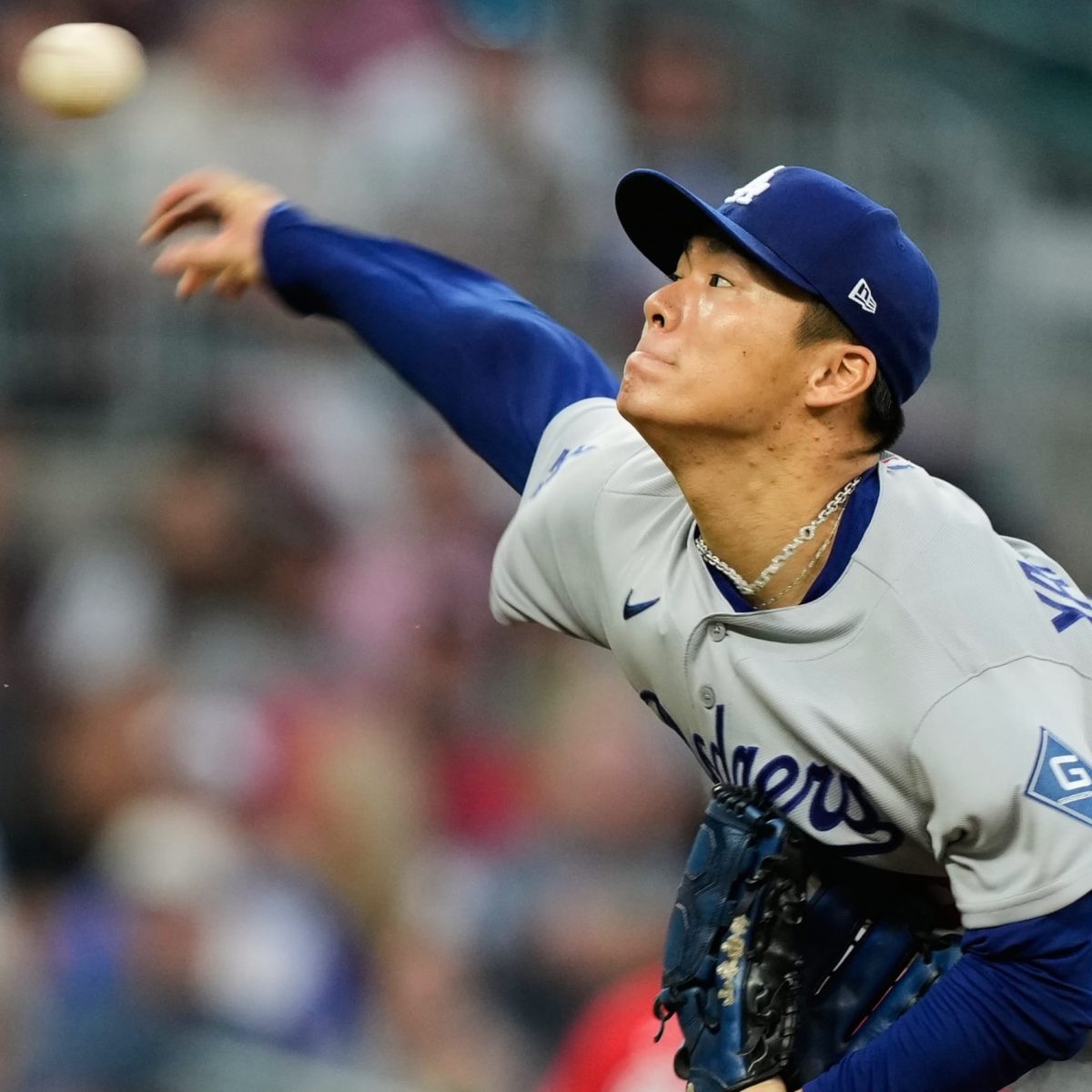 Yoshinobu Yamamoto Impresiona en su Regreso a la Postemporada desde la Serie Mundial